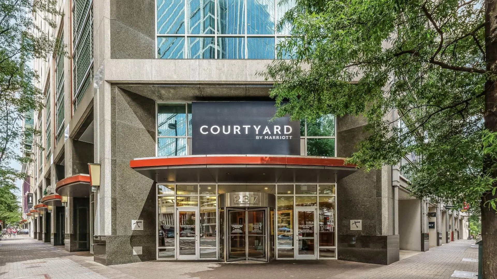 Courtyard Charlotte City Center 3*,