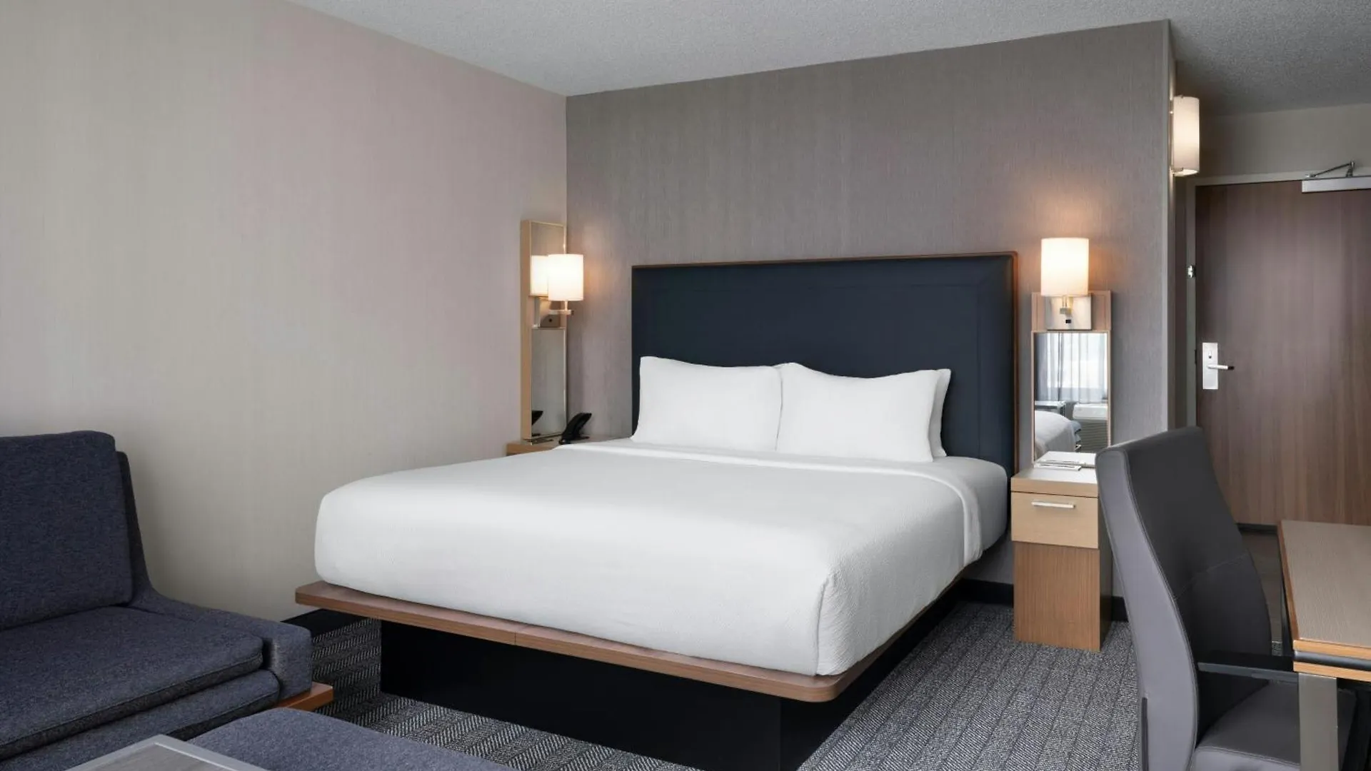 Courtyard Charlotte City Center 3*,