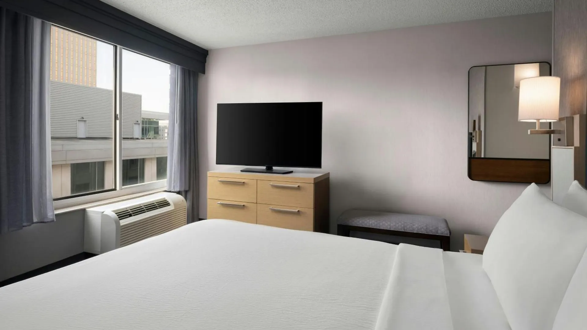 Courtyard Charlotte City Center 3*,